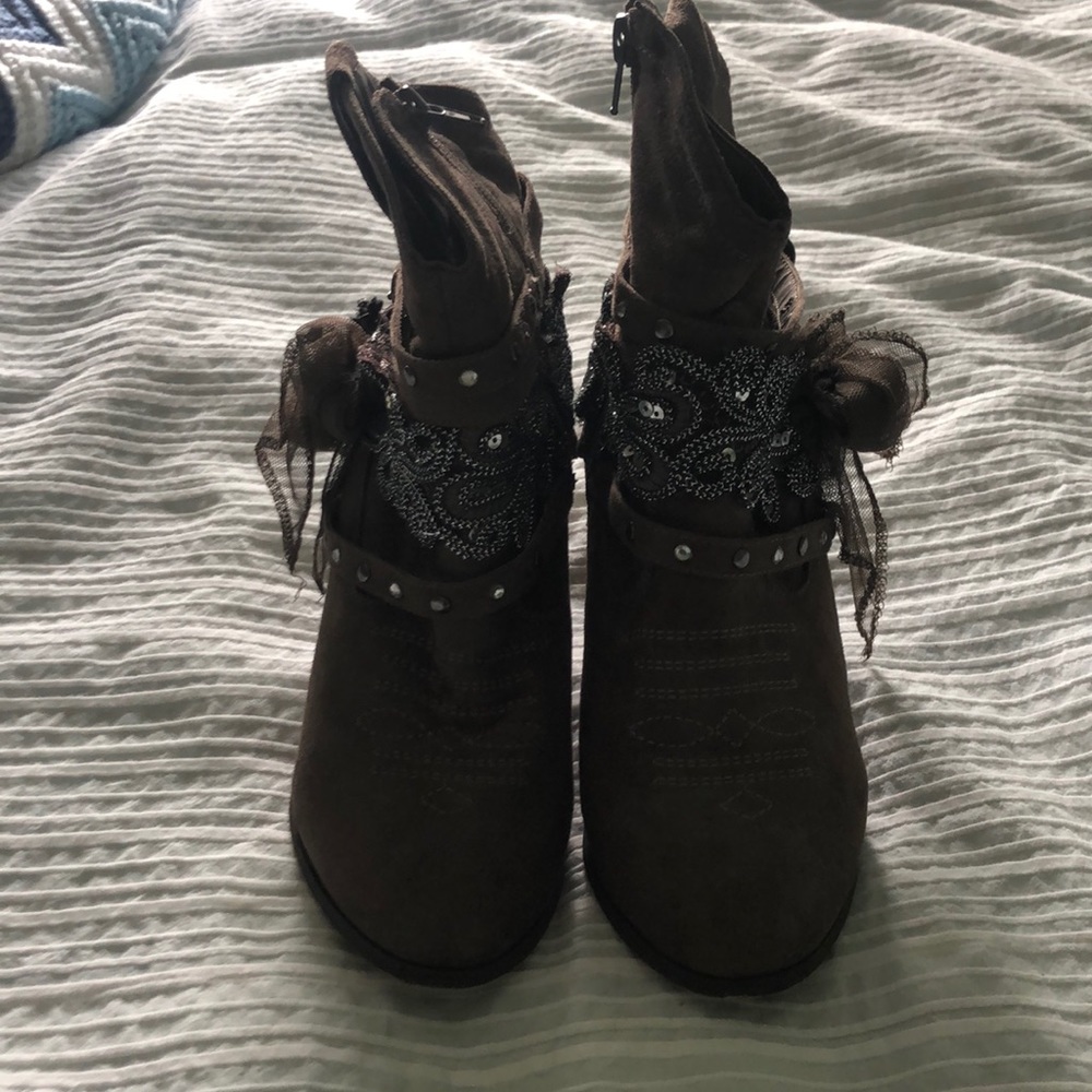 Cute brown ankle boots!